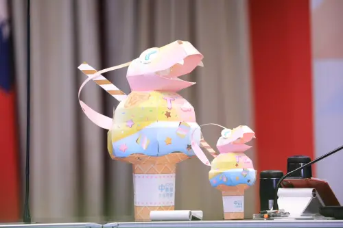 有醜水女媧、四不像蛇麼東東 盧秀燕:中台灣燈會「創意最特別」 ▲台中市的蛇年小提燈「甜甜蛇」,造型不像蛇也不像龍,反倒有點像蜥蜴和恐龍,被網友改名為「蛇麼東東」。(圖/台中市政府提供,2025.02.04)