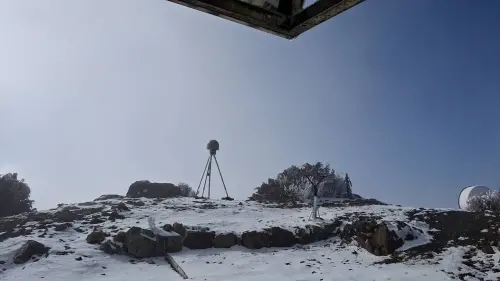 ▲位於玉山北峰的氣象站，今天下午觀測到積雪約2公分，最低氣溫則是「零下4.2度」。（圖／玉山氣象站提供）