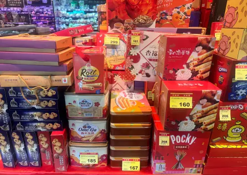 ▲「義美系列禮盒」下殺低於5折，通通只要百元出頭，《NOWnews》記者走訪門市，雖圖片標價尚未降價，不過詢問店員實際結帳金額更優惠。（圖／記者鍾怡婷攝）