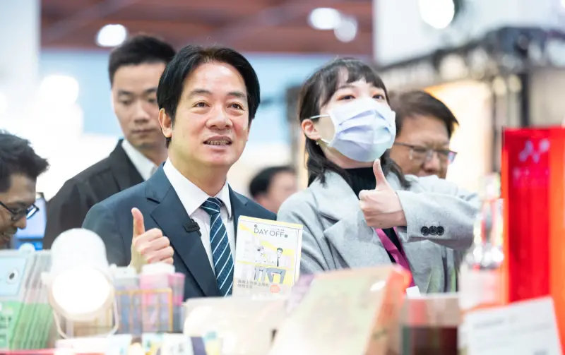 ▲賴清德精挑書帶回珍藏，包含台灣漫畫《Day off》。（圖／總統府提供）