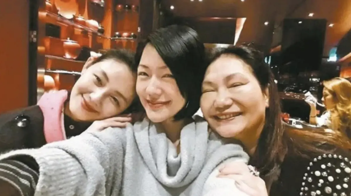 ▲S媽（右）和大S（左）、小S感情都很深厚，曾在節目上坦言被親情勒索而甘之如飴，表示大S是最牽腸掛肚的孩子，小S小時候最讓自己擔心，長大後卻對她最放心。（圖／攝自S媽臉書）