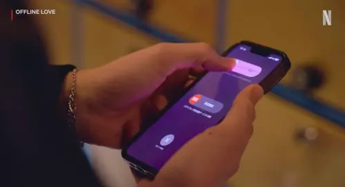 ▲拋開數位工具，透過偶遇、手寫信與直覺交流，在尼斯街頭體驗最真實的心動與情感連結。（圖／翻攝自Netflix Youtube）