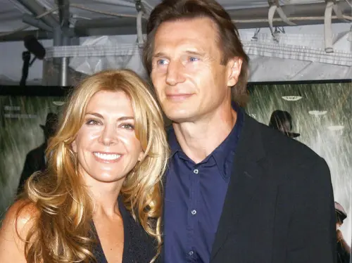 ▲娜塔莎李察遜(左)由於滑雪假期中意外撞到頭,傷重去世,留下連恩尼遜需要料理好她的後事。(圖/美聯社/達志影像) ▲娜塔莎李察遜(左)由於滑雪假期中意外撞到頭,傷重去世,留下連恩尼遜需要料理好她的後事。(圖/美聯社/達志影像)