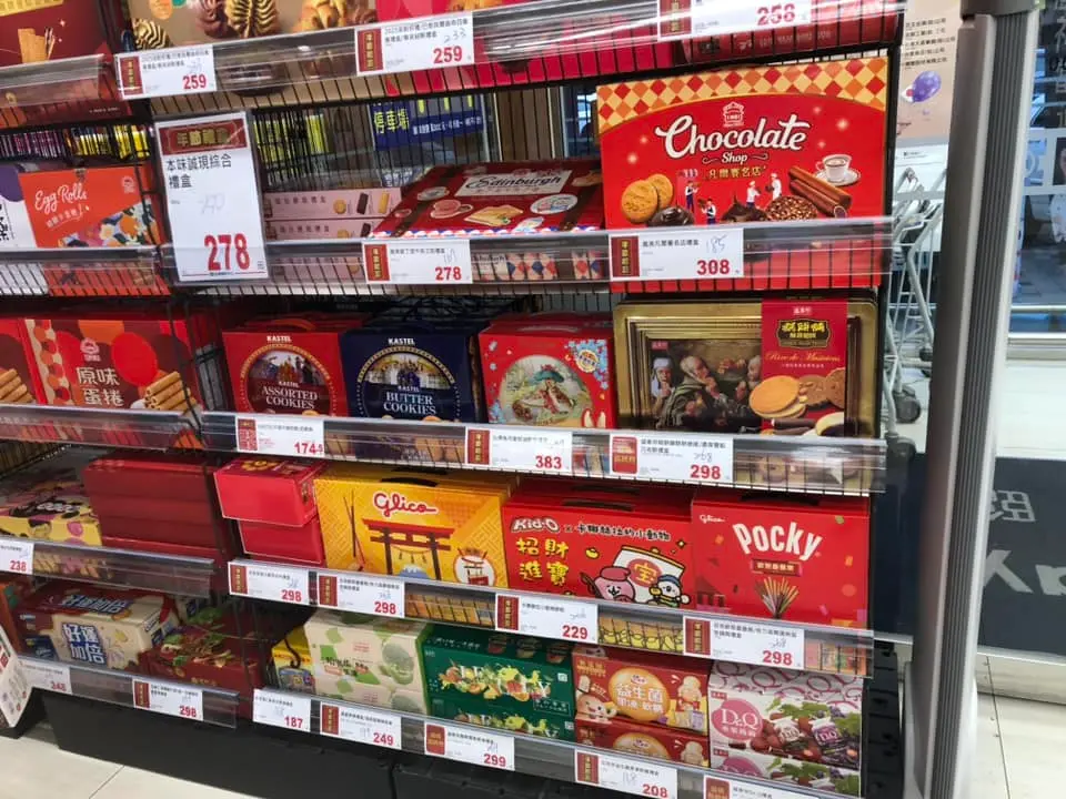 ▲全聯禮盒年後也開始跳水特價，部分門市已經在標價上用原子筆寫上新價格，要搶便宜要快！（圖/我愛全聯好物老實說）