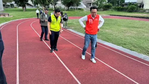 吳音寧曝開工傻眼!1萬4電話費沒錢繳 政院中辦公告服務將停擺 ▲莊競程指出接受陳情、出門勘查都需要油錢、電話費等業務費。(圖/翻攝莊競程臉書,2025.02.04)