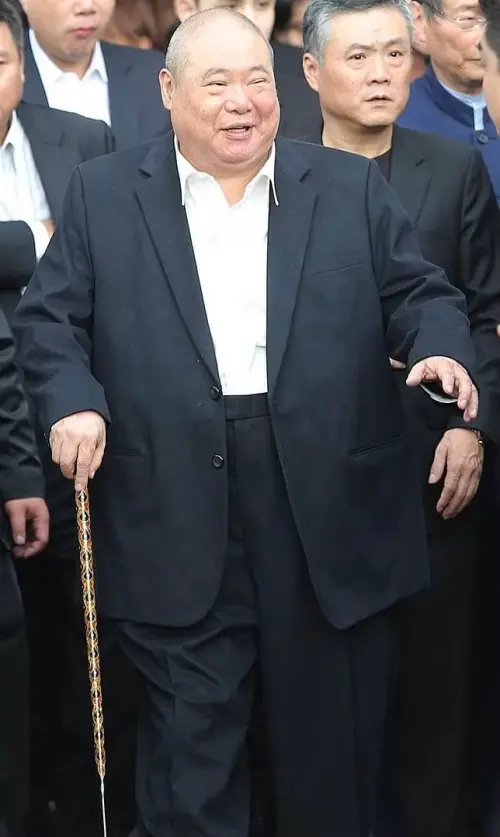 ▲1984年黃少岑砍死黃埔幫老大「尖頭」趙念潼，一戰成名，並被陳啟禮欽點成為接班人，近年病痛纏身，鮮少公開露面。（圖／翻攝畫面）