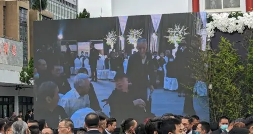 ▲2023年竹聯幫主黃少岑，出席竹聯幫副幫主程大川告別式，罕見出席公開場合的黃少岑，需坐輪椅行動。（圖／翻攝畫面）