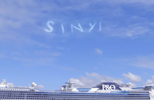 ▲信義企業集團同遊澳洲，空中驚喜由飛機噴射出「SINYI」（信義）大字，讓信義品牌飄揚國外天際。（圖／信義集團提供）