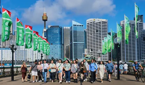 ▲信義企業集團於舉辦海外獎勵旅遊，途經之路插滿近百面信義旗，令同仁備感榮耀。（圖／信義集團提供）