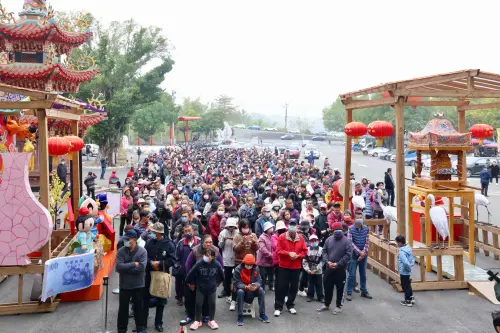 ▲春節期間寺廟祈福是年節不可或缺的行程，包括南鯤鯓代天府、大仙寺、鹿耳門天后宮等20間寺廟，九天累計湧入超過560萬名香客。（圖／南市府提供）