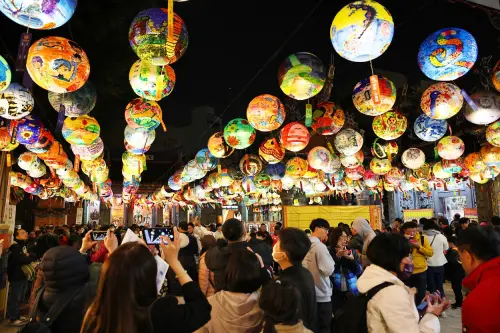 ▲2025月津港燈節與龍崎光節空山祭等藝術光影盛會，春節期間共吸引超過43萬5千名遊客前來欣賞美麗夜景，成為遊客最愛的春節活動之一。（圖／南市府提供）