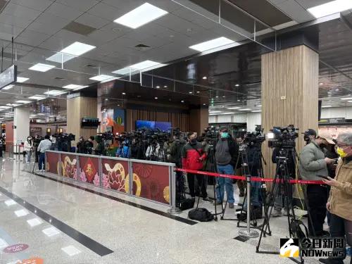 ▲各家媒體守候機場多時，未見徐媽媽現身。（圖／記者黃聖凱攝影）