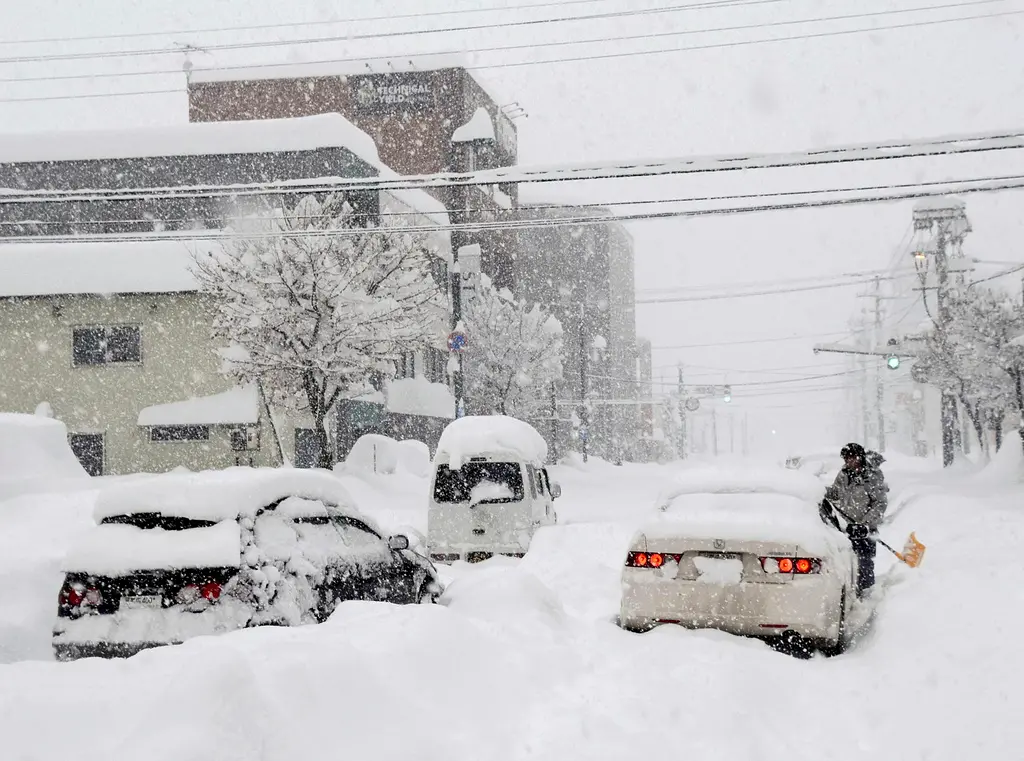 ▲日本迎來入冬以來最強寒流，北海道帶廣市在12小時積雪暴增到120公分。圖為帶廣街道。（圖／美聯社／達志影像）