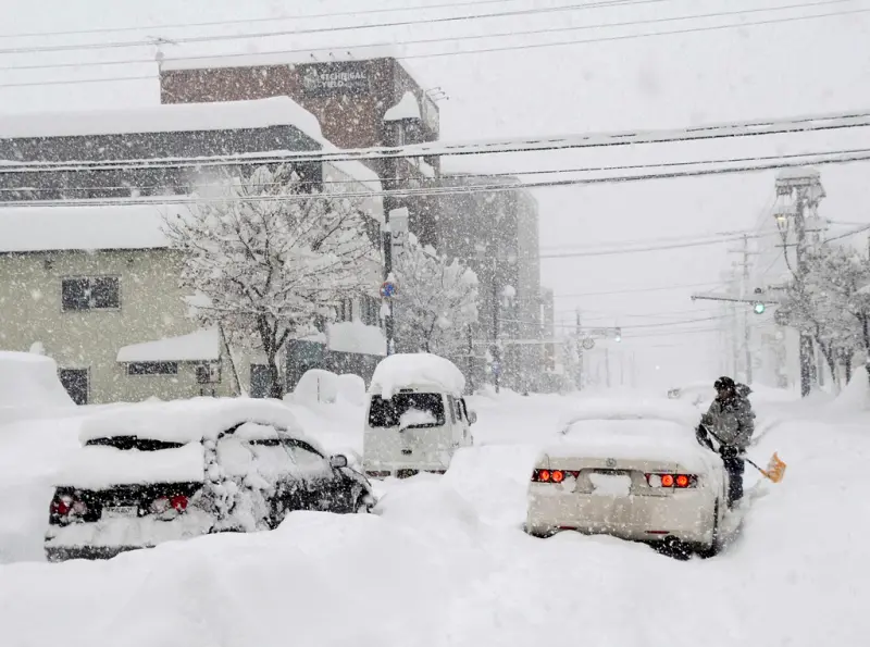 ▲日本迎來入冬以來最強寒流，北海道帶廣市在12小時積雪暴增到120公分。圖為帶廣街道。（圖／美聯社／達志影像）