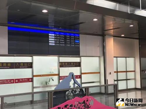 ▲▼各家媒體守候機場多時，未見徐媽媽現身。（圖／記者黃聖凱攝影）