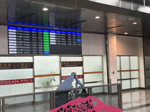 ▲S媽（黃春梅）預計今下午現身台北松山機場，怎料人沒出現之外，加上小S發生勸離媒體記者，導致現場一片混亂。（圖／記者黃聖凱攝影）