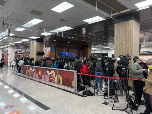 S媽（黃春梅）預計今下午現身台北松山機場，怎料人沒出現之外，加上小S發生勸離媒體記者，導致現場一片混亂。（圖／記者黃聖凱攝影）