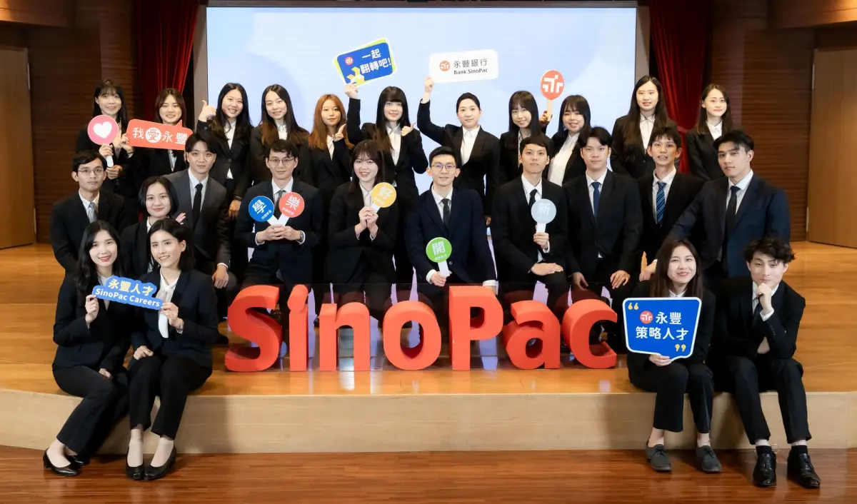▲永豐金控旗下永豐銀行啟動2025年首波徵才，將招募百名策略人才，包括儲備幹部（MA）、專業人才（PA），並廣邀跨領域優秀新鮮人加入。（圖／永豐銀行提供）