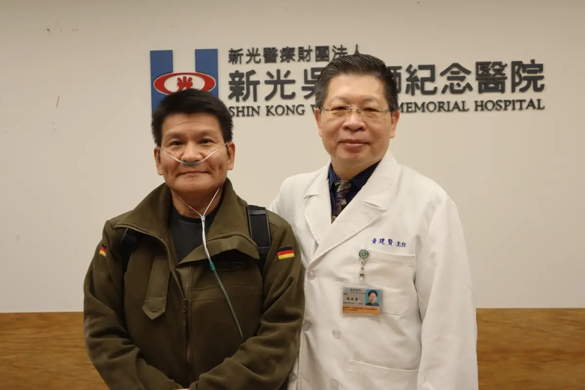 ▲蔡姓患者與黃建賢醫秘。（圖／新光醫院）