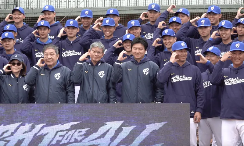 ▲富邦悍將農場體系本季由副領隊暨農場主管林威助接任，將打造全新體系，日前林威助曾率領野手赴日本Next Base訓練中心移地訓練，在今（4）日開訓典禮上，林威助透露2月中會帶領5位投手再度前往Next Base進行交流。透過去年秋訓，林威助也點名農場中的王苡丞、王念好2位砲手值得期待。（圖／記者陳云茹攝）