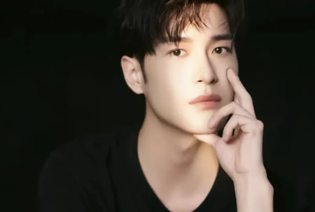 ▲27歲男星梁祐誠在大年初二孤獨病逝在醫院中，他因中樞神經感染病情惡化而回天乏術，最剛開始因為狀況不明顯，本來還以為只是小感冒。（圖／摘自微博）