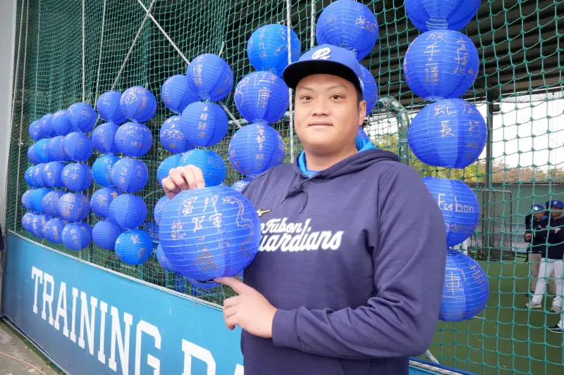 ▲廖任磊今年藍袍，成為富邦悍將新的一員，去年從味全龍自請離隊，原本想去日本獨立聯盟發展，再看能否有機會回到日職，不過在赴日前接到富邦副領隊林威助的電話，最終決定效力富邦，「我覺得人的誠信滿重要，答應他之後，日本的計畫就不要了。」（圖／富邦悍將提供）