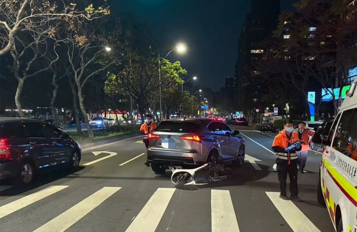 ▲李姓駕駛開休旅車迴轉與對向56歲外籍男騎士相撞，騎士彈飛、車卡汽車底。（圖／警方提供）