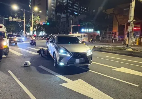 ▲李姓駕駛開休旅車迴轉與對向56歲外籍男騎士相撞，騎士彈飛、車卡汽車底。（圖／警方提供）