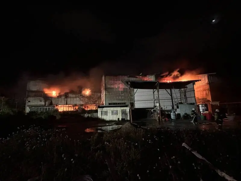 ▲桃園市桃園區一處垃圾掩埋場，今（4）日晚間7點54分發生火警。（圖／消防局）