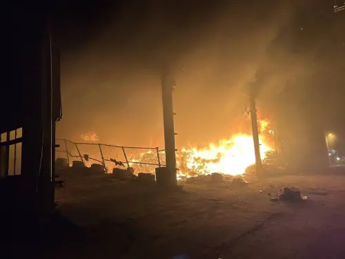 桃園市桃園區一處垃圾掩埋場,今(4)日晚間7點54分發生火警。(圖/消防局) ▲桃園市桃園區一處垃圾掩埋場,今(4)日晚間7點54分發生火警。(圖/消防局)