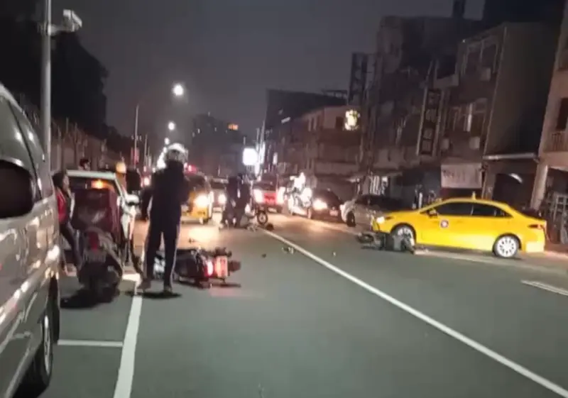 ▲首圖圖說：計程車疑似迴轉不慎與機車碰撞，波及多輛汽機車。（圖／記者爆料網）