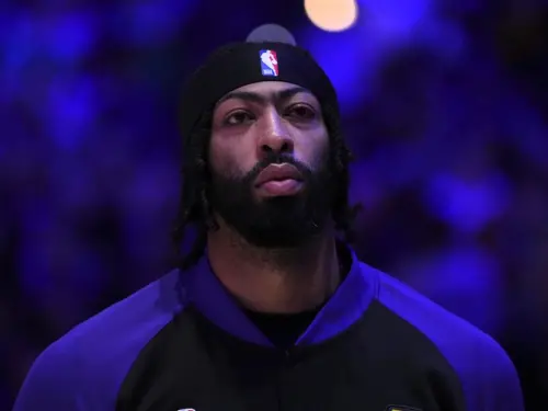 ▲Anthony Davis在交易前已因傷缺席湖人兩場比賽,不過獨行俠總經理Nico Harrison日前表示傷勢並不嚴重。(圖/美聯社/達志影像) ▲Anthony Davis在交易前已因傷缺席湖人兩場比賽,不過獨行俠總經理Nico Harrison日前表示傷勢並不嚴重。(圖/美聯社/達志影像)