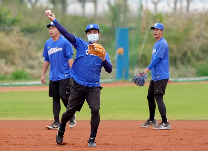 ▲富邦悍將資深野手王勝偉，在開訓典禮上聽到小學弟楊閔貽的菜鳥宣言，他正面看待，「我覺得先有長遠的目標是最好的，學弟既然有設定目標了，就要朝這個目標好好努力，能不能超越就要各憑本事，因為球隊的競爭力非常強，也期待他在職棒舞台發光發熱。」（圖／富邦悍將提供）