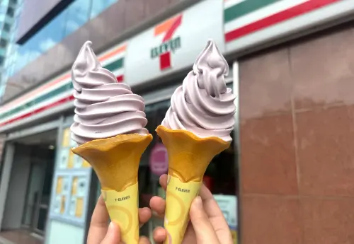 ▲7-11「雪淋霜」霜淇淋自2月5日起推出春天新口味「藍莓起司霜淇淋」。（圖／記者鍾怡婷攝）