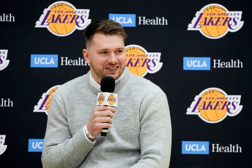 ▲Luka Doncic日前透過交易轉隊至洛杉磯湖人，美媒《FOX Sports》近期評選北美運動史上10大震撼交易，將Doncic交易案排在第一，認為此筆交易案的震撼程度更勝1920年的貝比魯斯交易案（圖／美聯社／達志影像）。（圖／美聯社／達志影像）