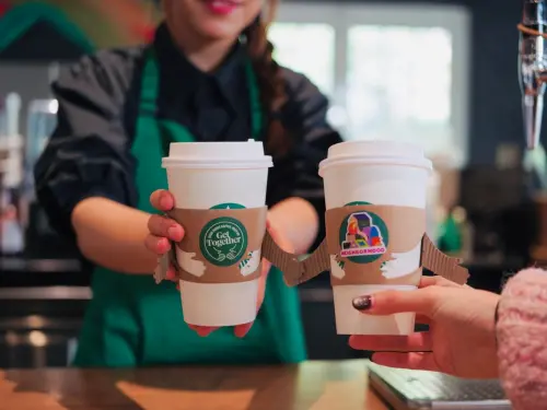 ▲星巴克以實際行動支持永善環境，繼推循環杯租借服務、自備環保杯杯折扣10元、七折珍食計畫後，免費供應「擁抱熱杯套」傳遞美好日常。（圖／星巴克提供）