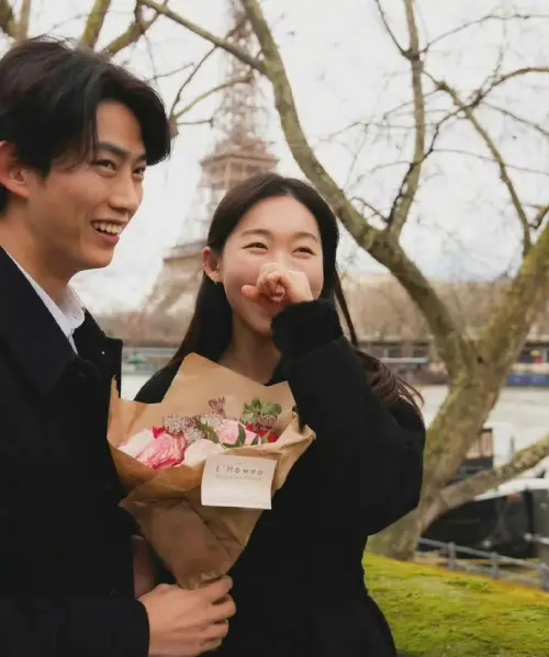 玉澤演求婚成功。(圖/TheBestPhotoParis IG) ▲玉澤演求婚成功。(圖/TheBestPhotoParis IG)
