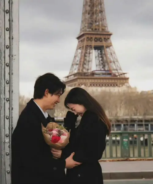 玉澤演求婚成功。(圖/TheBestPhotoParis IG) ▲玉澤演求婚成功。(圖/TheBestPhotoParis IG)