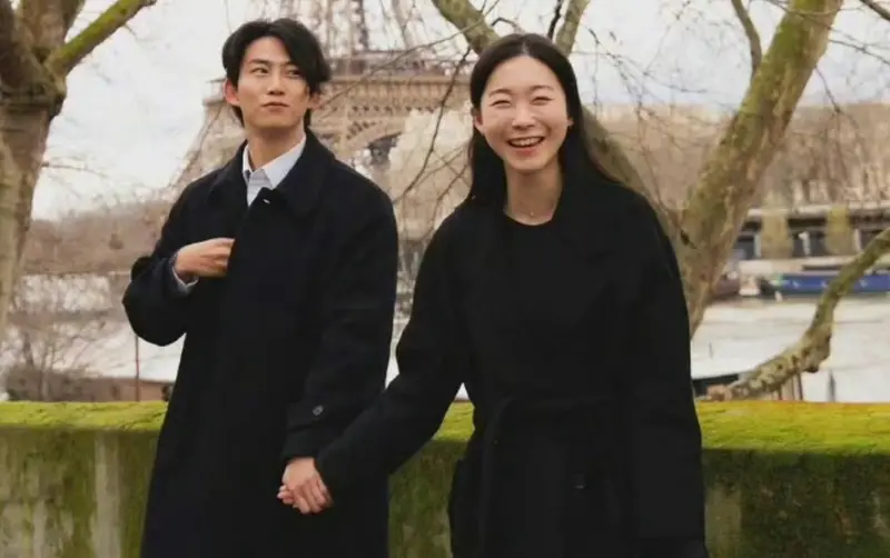 ▲2PM玉澤演（左）被爆出，在巴黎鐵塔前求婚成功，一系列照片流出，交往4年的素人女友正臉（右）也首次曝光。（圖／TheBestPhotoParis IG）