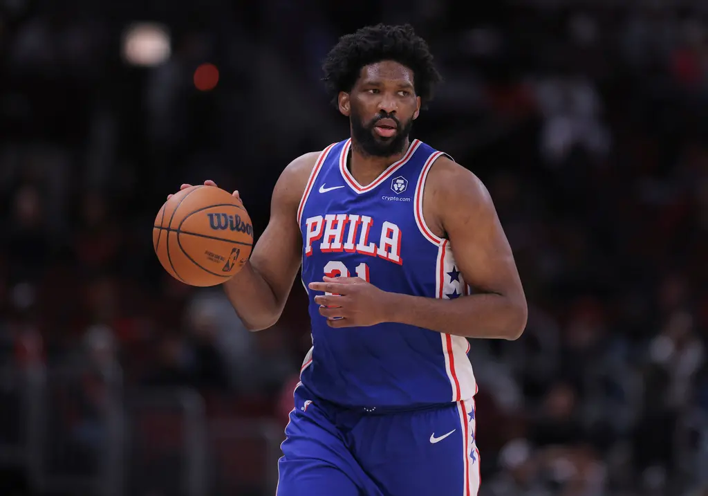 ▲Embiid缺席15場比賽後，本戰回歸就出賽超過36分鐘，攻下29分、11籃板與10助攻大三元，率領76人擊敗獨行俠，獨行俠剛引進的巨星Anthony Davis本戰因腹部緊繃仍未出賽。（圖／美聯社／達志影像）