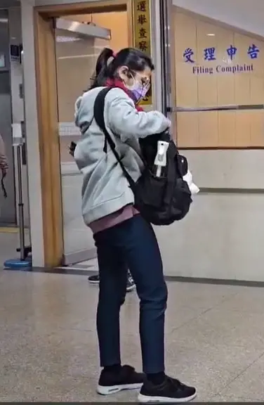 ▲涉嫌聽從王薀教唆虐打信徒致死的「3大女護法」之一的梁碧茵，凌晨遭北檢聲押禁見。（圖／翻攝畫面）