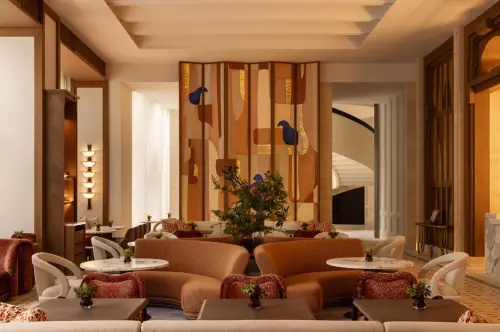 ▲台北嘉佩樂酒店位於一樓的「鵲羽軒」大廳酒吧，以柔和光線和溫馨布局營造如家般的親密氛圍。（圖／台北嘉佩樂酒店提供）