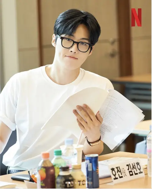 ▲金宣虎在劇中飾演精通多國語言的口譯天才。（圖／NETFLIXKR IG）