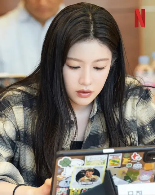 ▲高允貞在劇中飾演韓國知名女明星。（圖／NETFLIXKR IG）