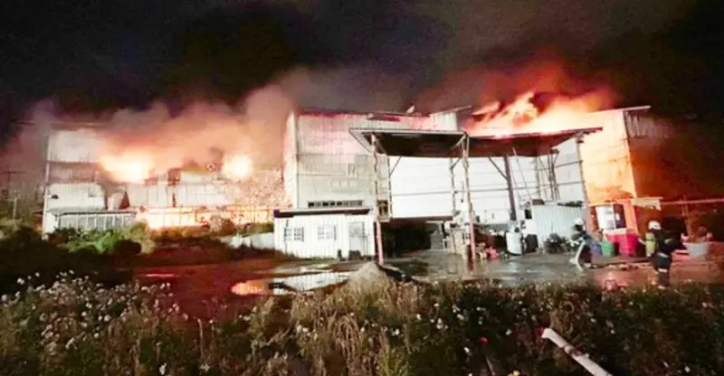 ▲桃園市垃圾掩埋場昨（4）日晚間8時許發生大火，消防局動員上百警消到場灌救，大火延燒逾6小時才熄滅。（圖／桃園市消防局提供）