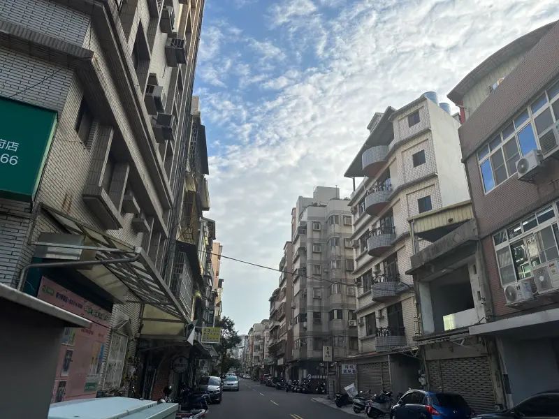 ▲新竹市政府最新公告全市土地現值平均漲幅達5.06%，但火車站前舊城區因商業活動疲弱，地價考量實際利用情形適度調降。不過信義房屋專家指出，舊城區房價仍維持穩定，主要受惠於區位優勢及剛性需求支撐。（圖／信義房屋提供）