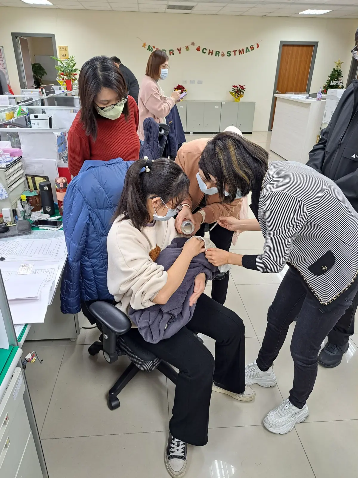 ▲員警們接手哄抱嬰兒，並自掏腰包購買奶粉尿布幫忙照料小嬰兒(圖/記者鄧力軍翻攝)