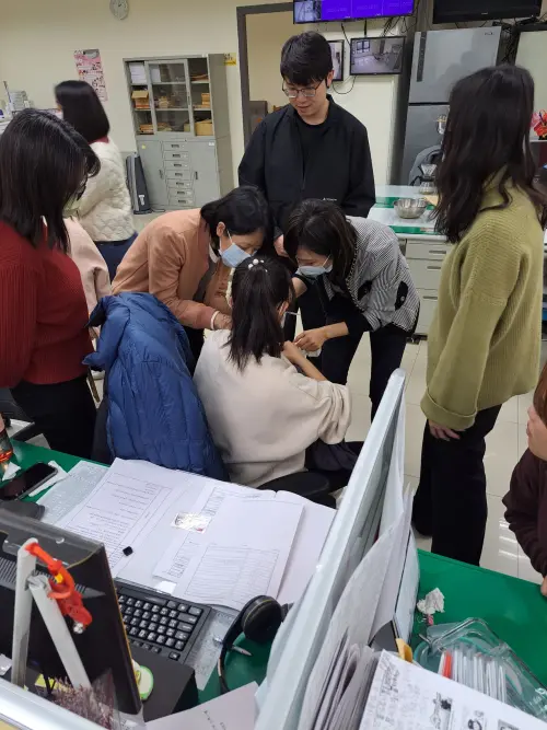 ▲拮据媽媽警隊洽公嬰兒餓啼不止 暖警接手救援餵奶（圖/記者鄧力軍翻攝）