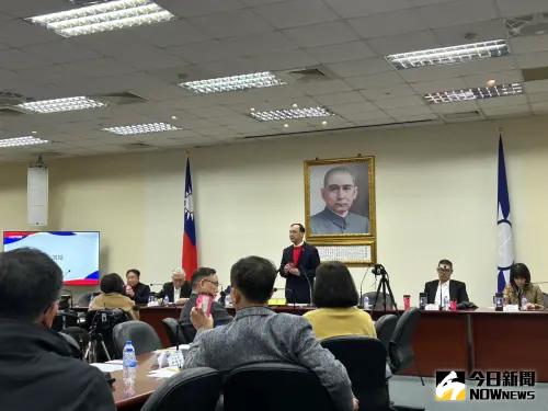 ▲國民黨主席朱立倫中常會中請喝路易莎咖啡。(圖/記者林怡昕攝,2025.02.05) ▲國民黨主席朱立倫中常會中請喝路易莎咖啡。(圖/記者林怡昕攝,2025.02.05)