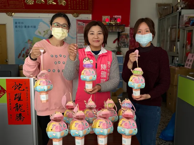 ▲議員陳雅惠號召大朋友與小朋友一起上街「提燈籠、巡里祈福」(圖／陳雅惠提供2025.2.5)